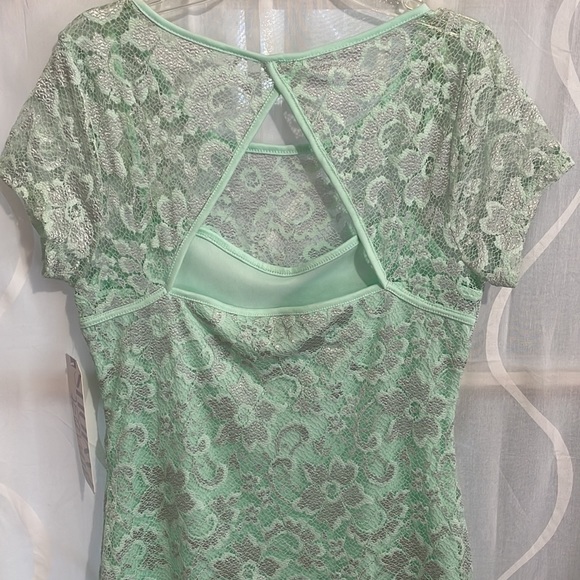 Almost Famous Light Green Short Sleeve Keyhole Back Lace Dress Size L (Juniors) - Picture 5 of 7